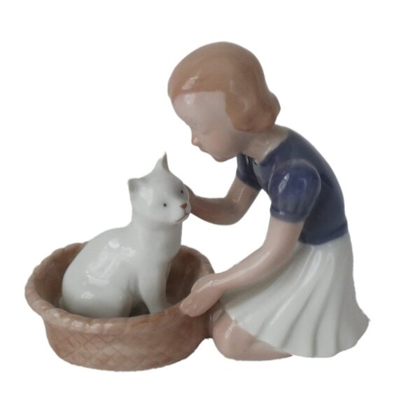 Vintage Bing and Grondahl  B&G Kjøbenhavn Denmark Girl Petting Cat In A Basket - Picture 1 of 6